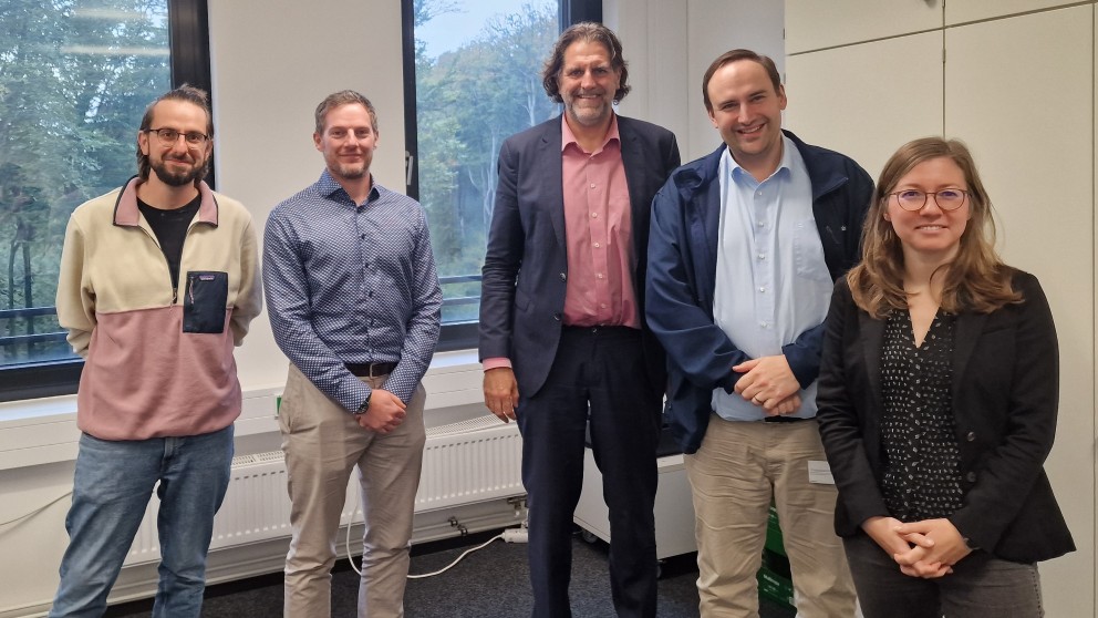 Amprion-Mitarbeitende Nicole Kaim-Albers und Thomas Dederich mit Forschenden der Ruhr-Universiät Bochum.