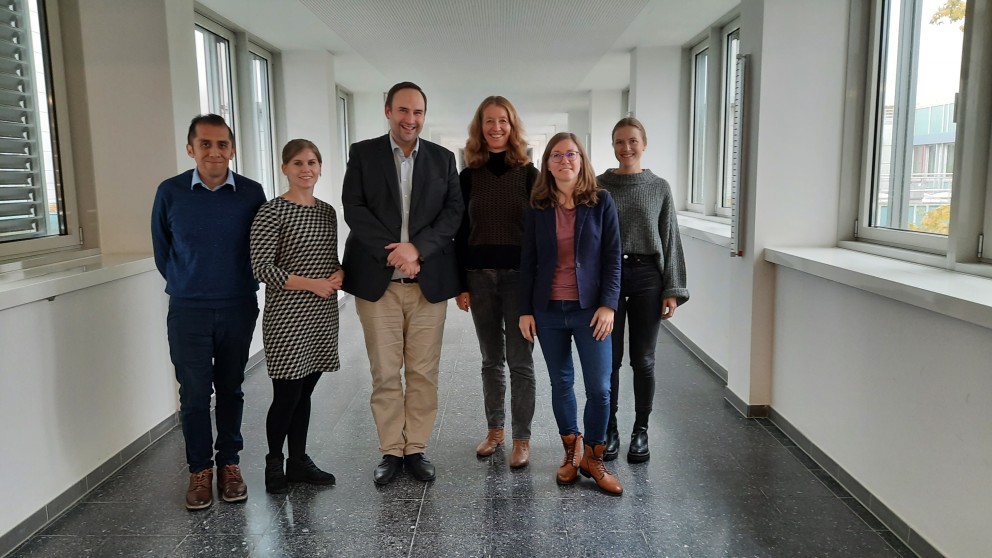 Amprion-Mitarbeitende Nicole Kaim-Albers und Thomas Dederich mit Forschenden der Universiät Trier.